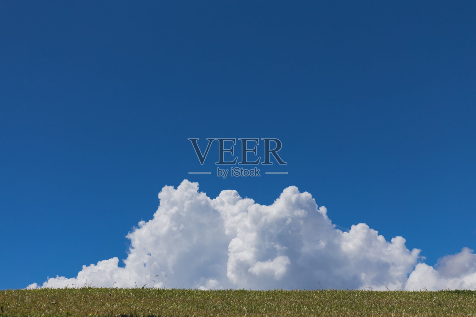 蓝色的天空和云覆盖的背景材料照片摄影图片