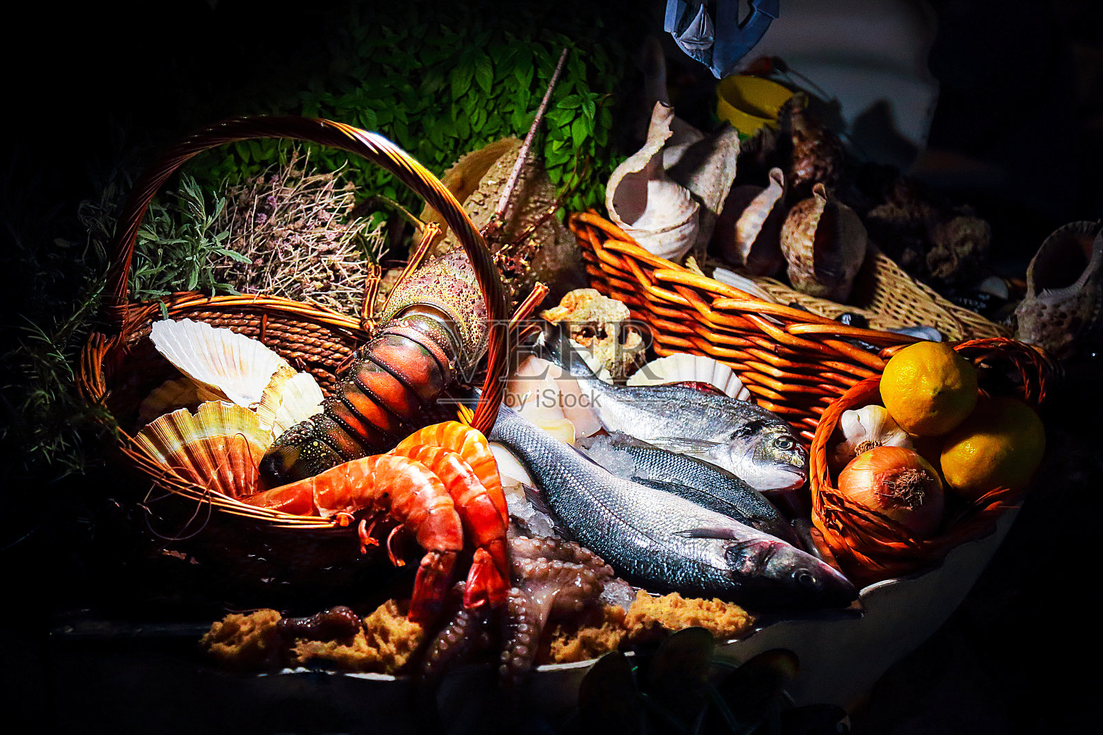 新鲜的生海鲜和香草放在一个篮子里照片摄影图片