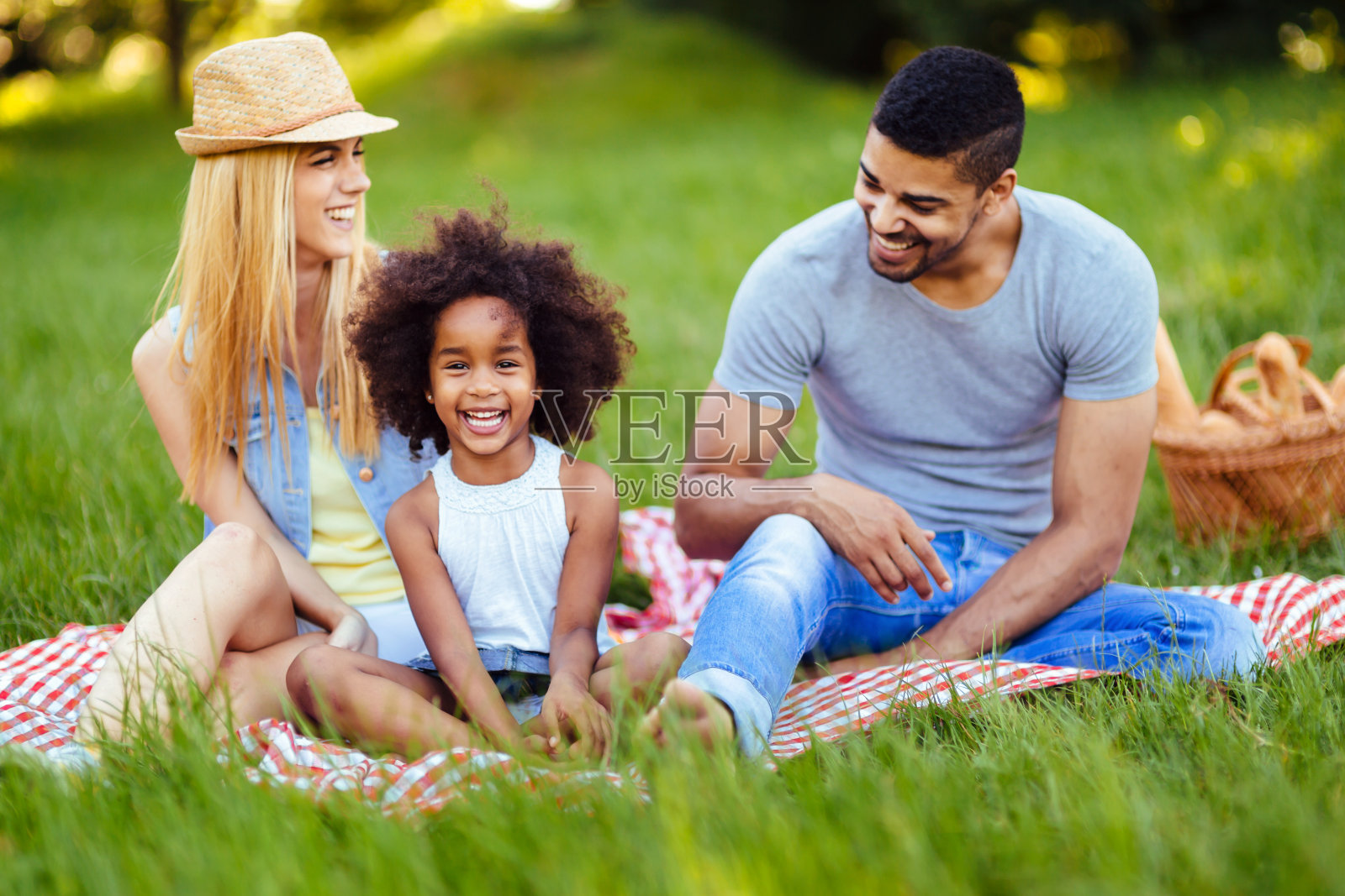 图为一对可爱的夫妇和他们的女儿在野餐照片摄影图片