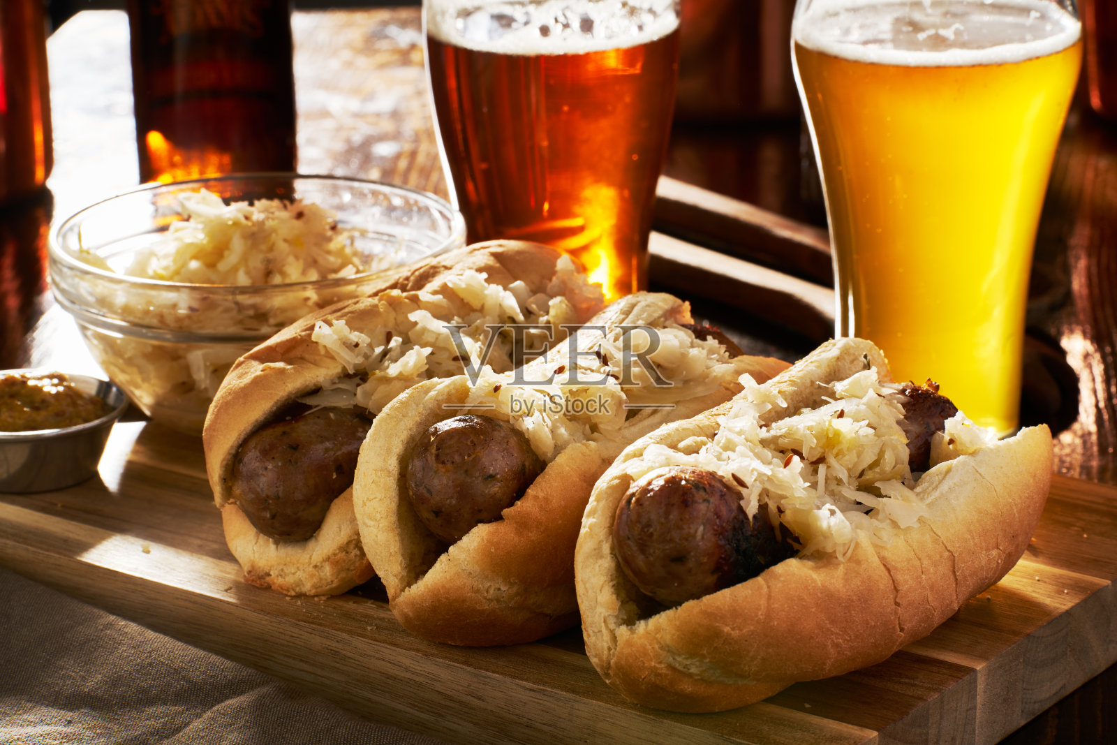 德国的小香肠和酸菜配啤酒照片摄影图片