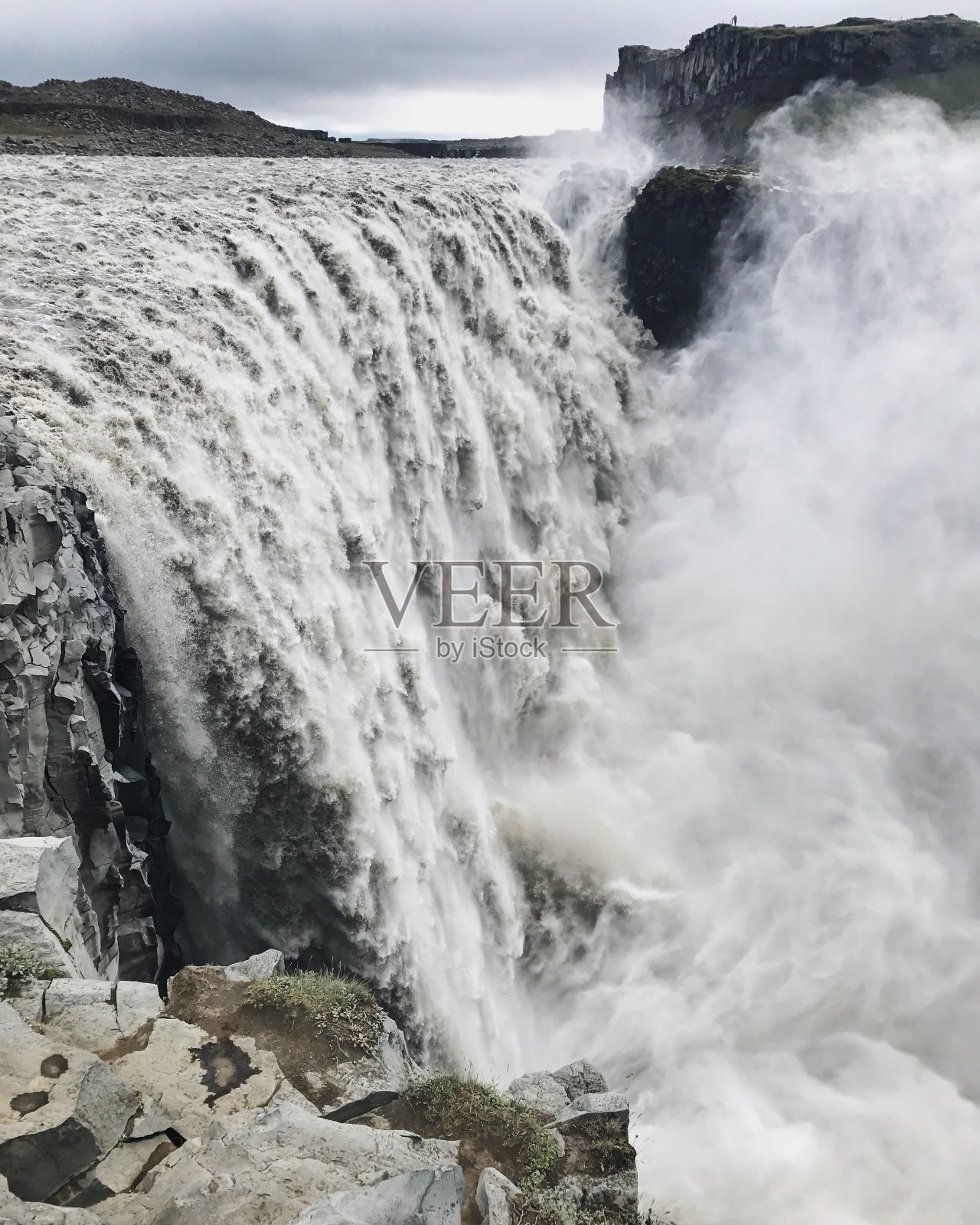 Detifoss瀑布冰岛多雾多雨的天气在高地。冰岛著名的地方，欧洲最强大的瀑布照片摄影图片