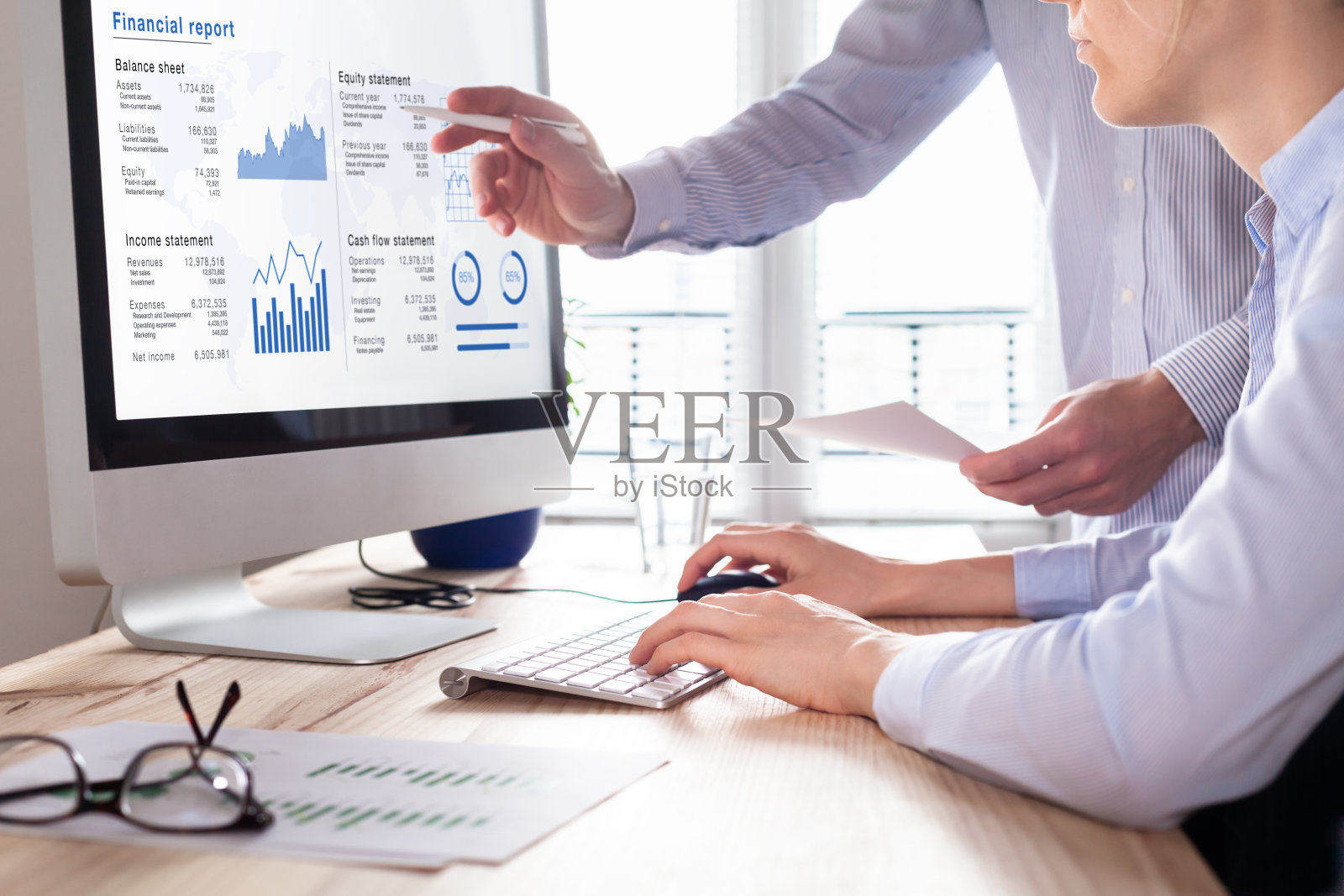 咨询审计员在电脑屏幕上审计财务报告，业务图表照片摄影图片