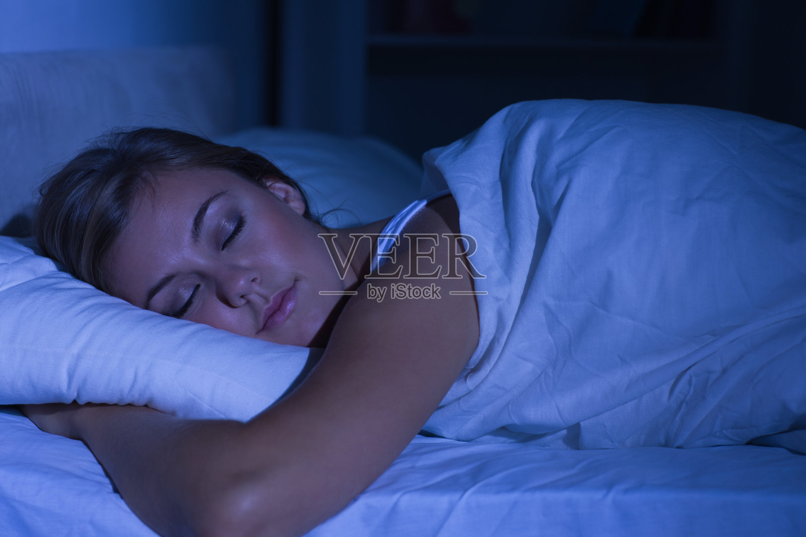 宁静的女人晚上睡觉照片摄影图片