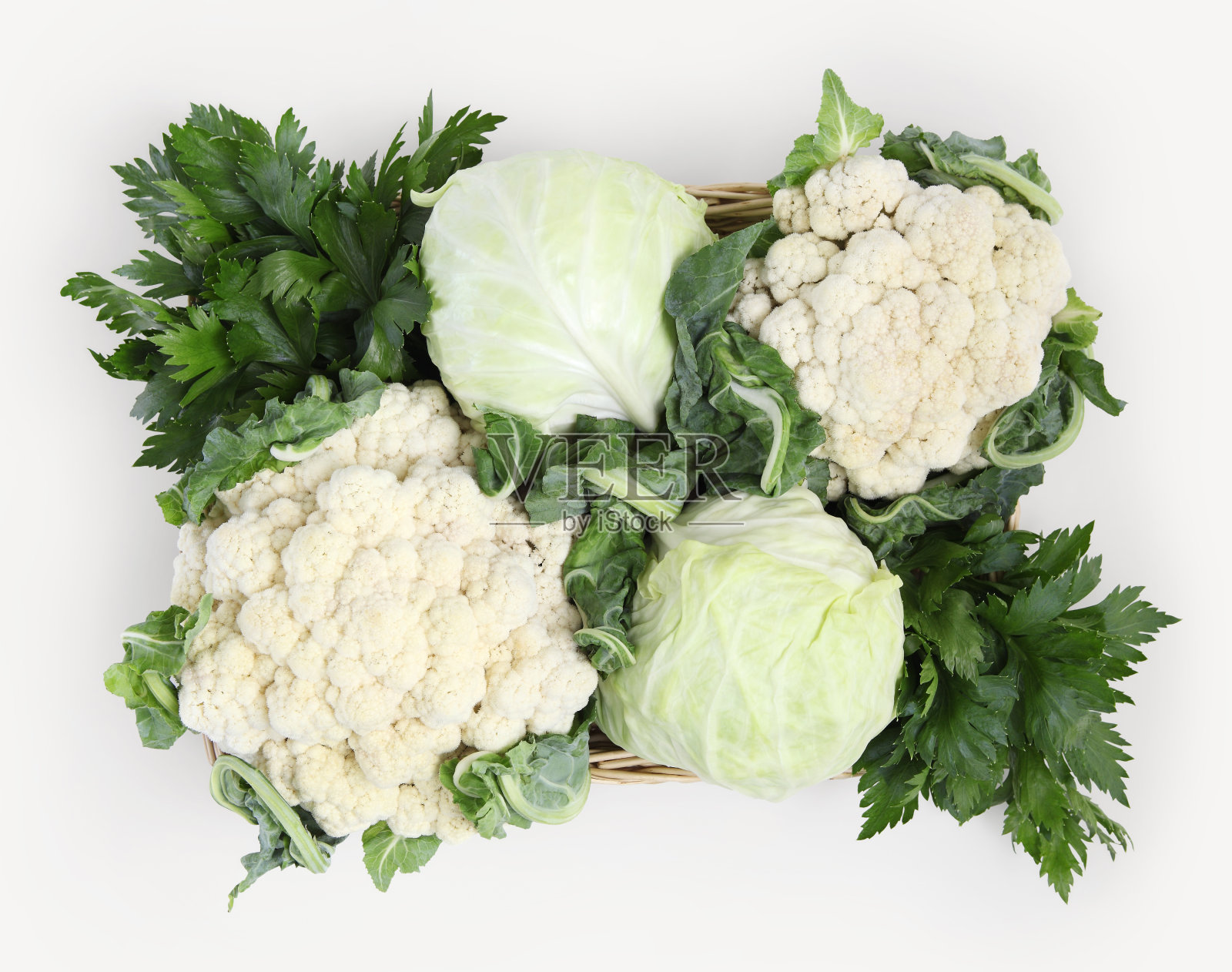 顶视图篮卷心菜，花椰菜和芹菜孤立在白色的背景照片摄影图片