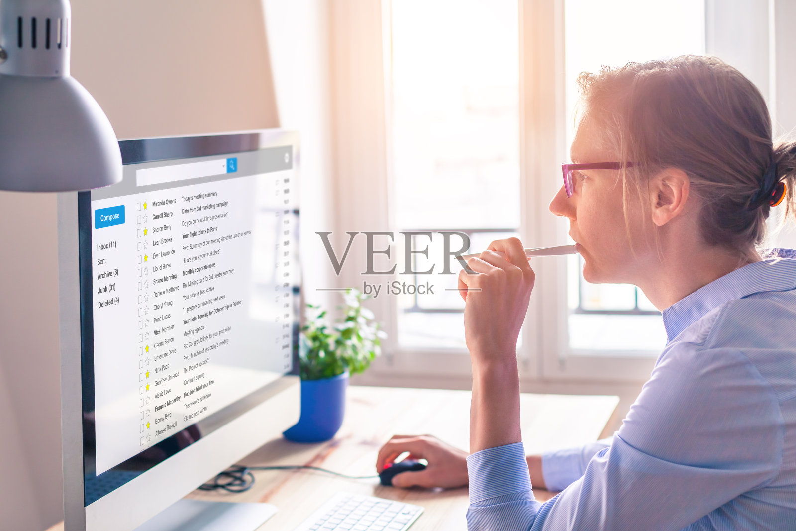 女性商务人士在工作时在电脑屏幕上阅读电子邮件照片摄影图片