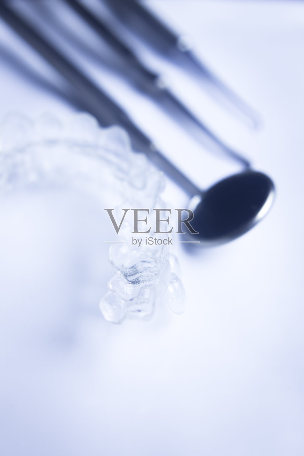 隐形牙齿矫正器美容正畸托槽用于矫直和对齐患者的牙齿，用透明的塑料看通过美观的外观。照片摄影图片