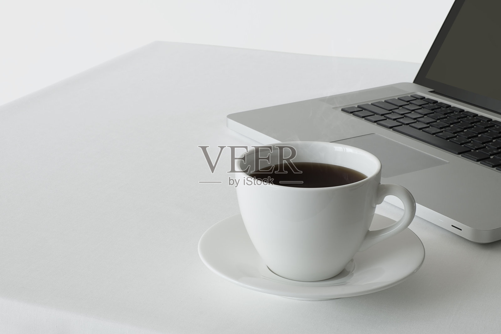 咖啡杯和笔记本电脑照片摄影图片
