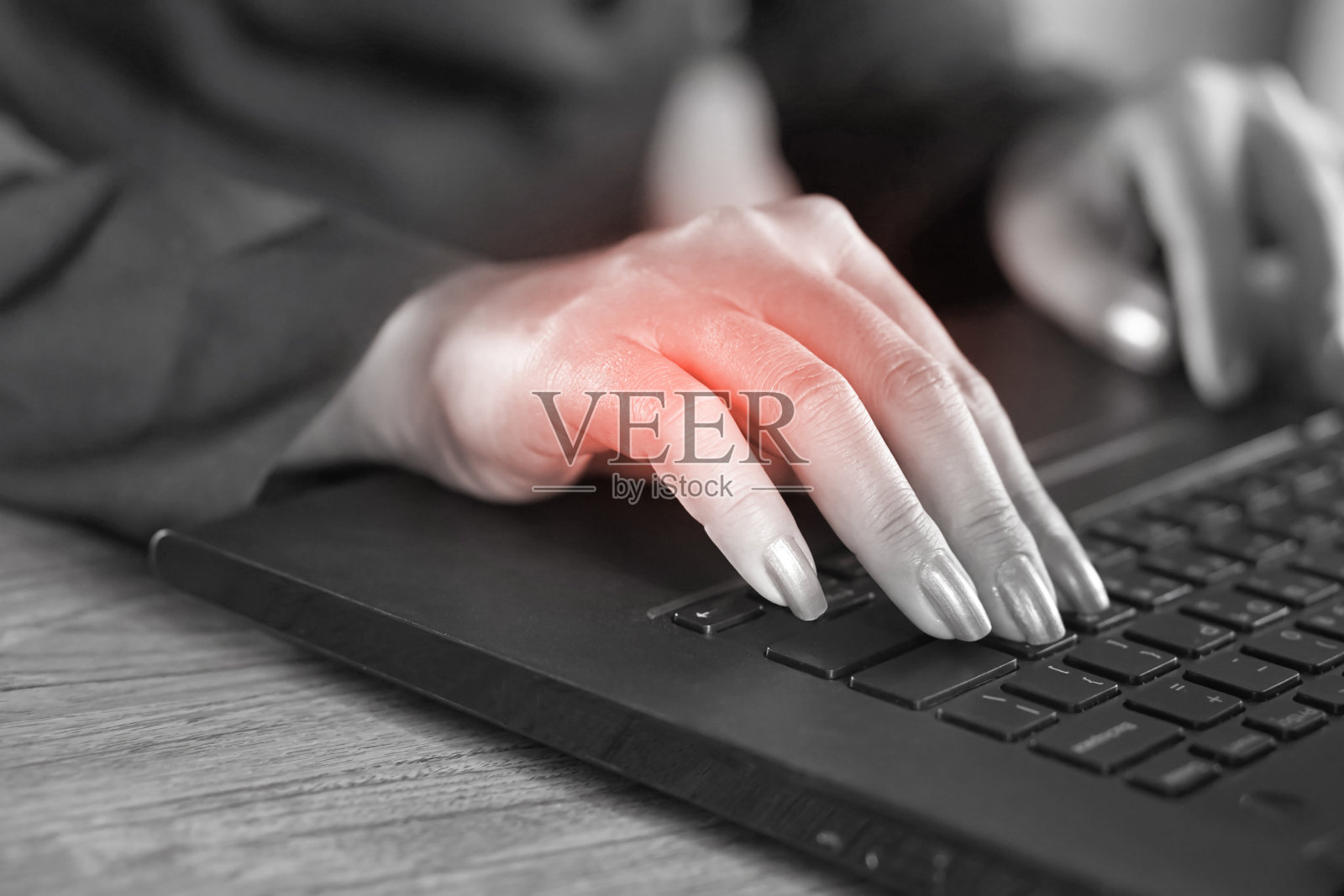 商务女性手痛是由过度使用电脑引起的照片摄影图片