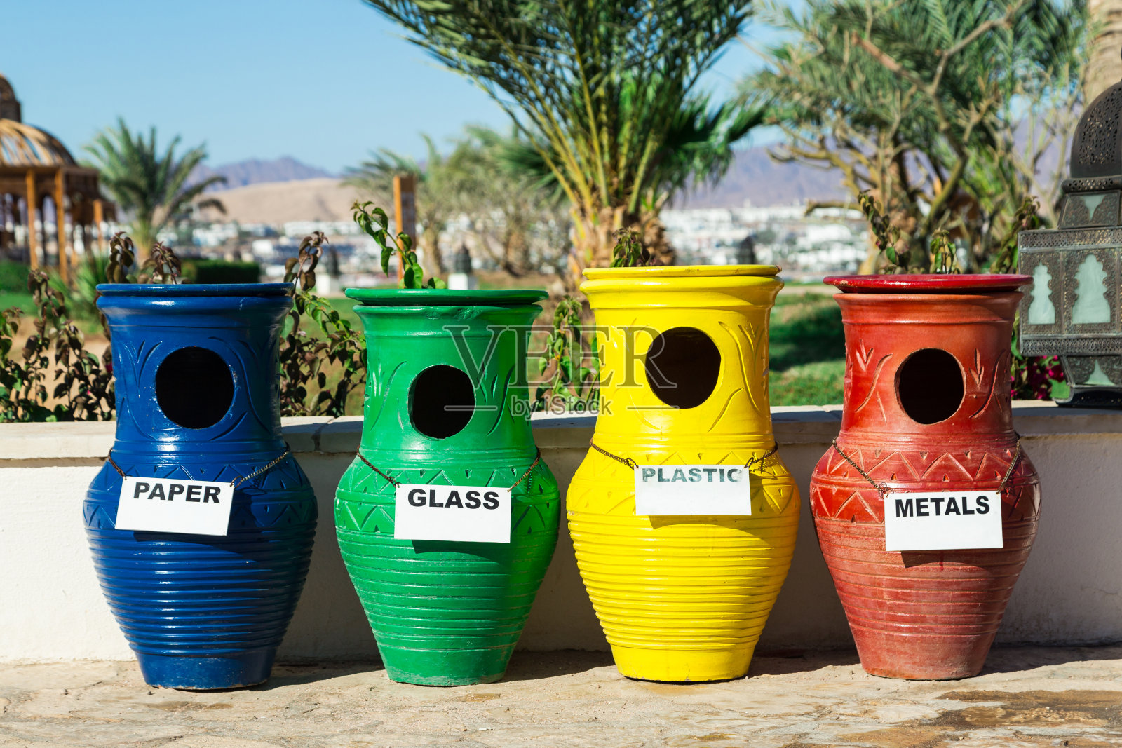 四个彩色回收箱。清理垃圾。拯救地球照片摄影图片