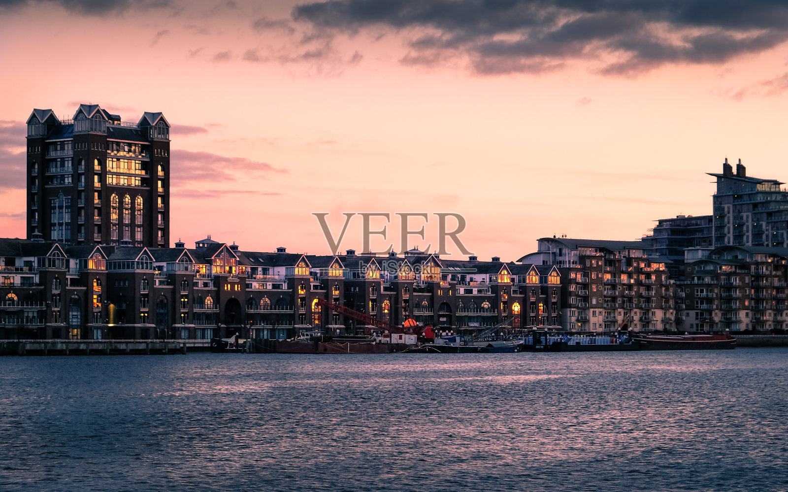 2016年2月19日，英国伦敦——泰晤士河巴特西河畔的日落，富勒姆的公寓楼。照片摄影图片