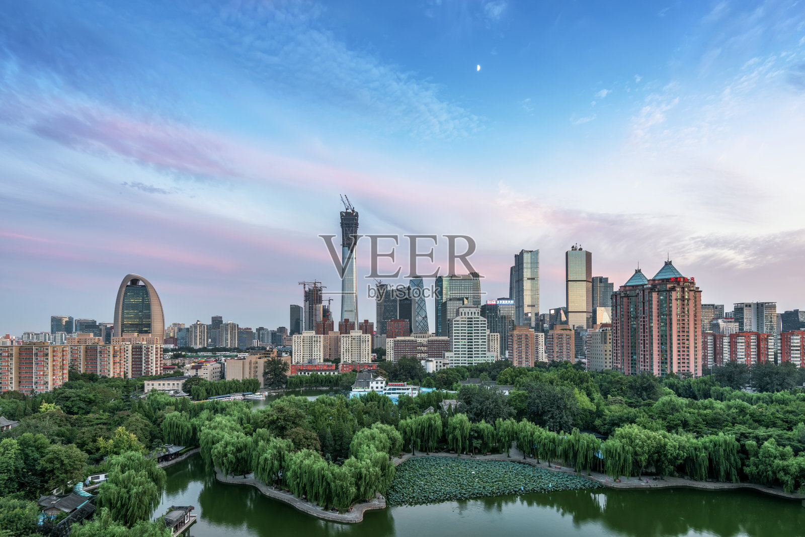 北京CBD下的蓝天白云非常美丽照片摄影图片