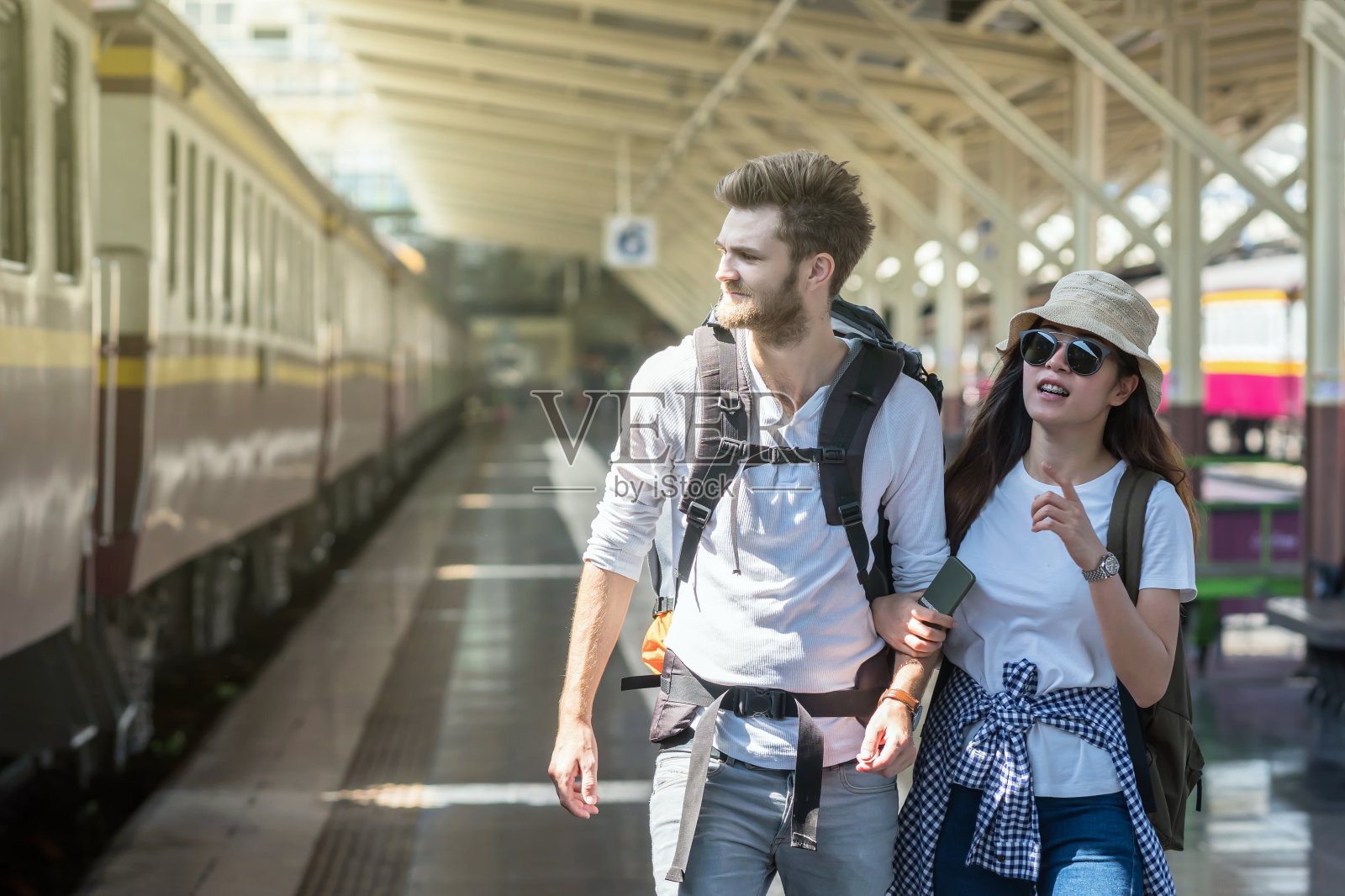 多民族旅客在火车站步行并找到火车，旅游和交通的概念照片摄影图片