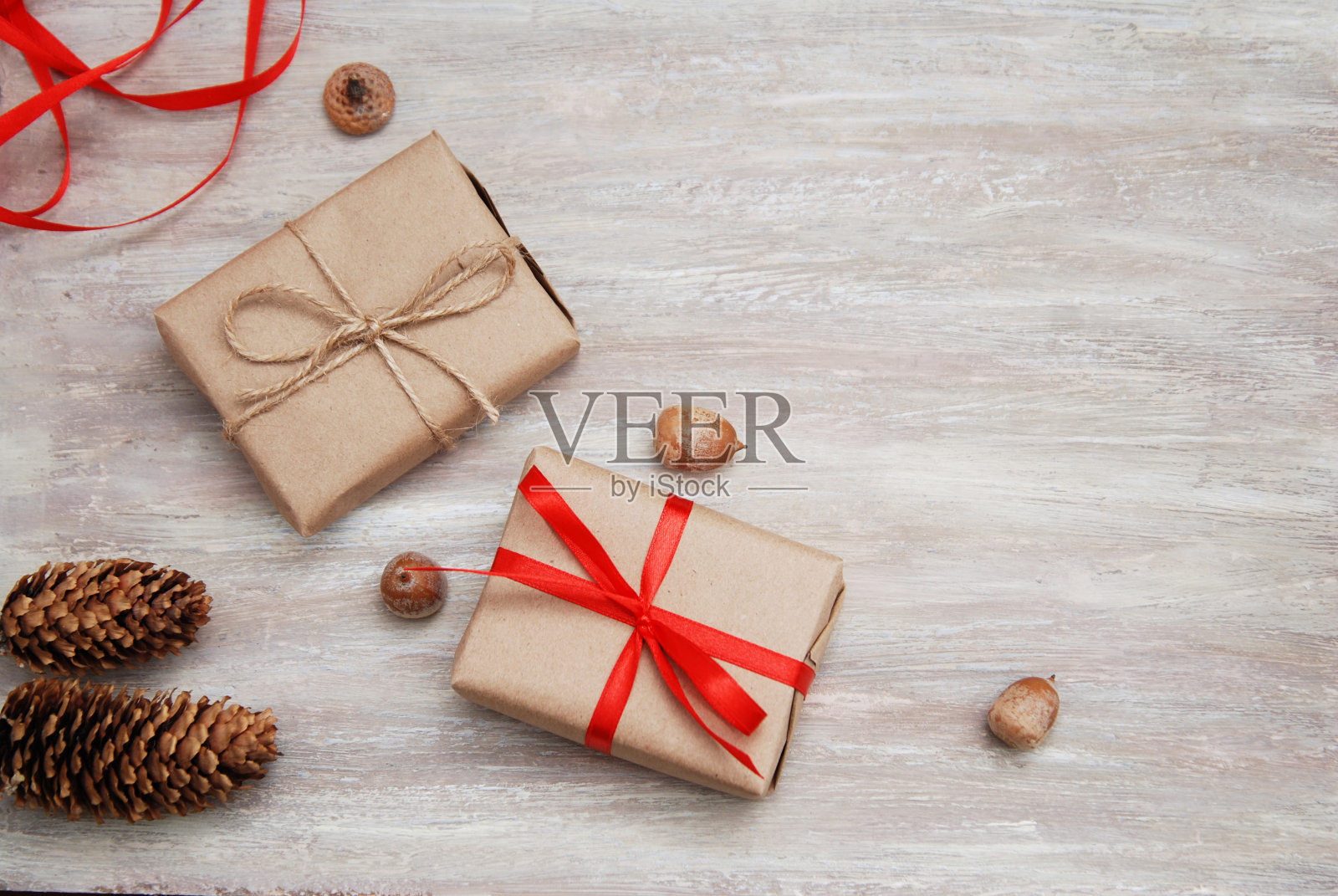 礼物盒棕色纸与红色丝带蝴蝶结在乡村背景插画图片素材