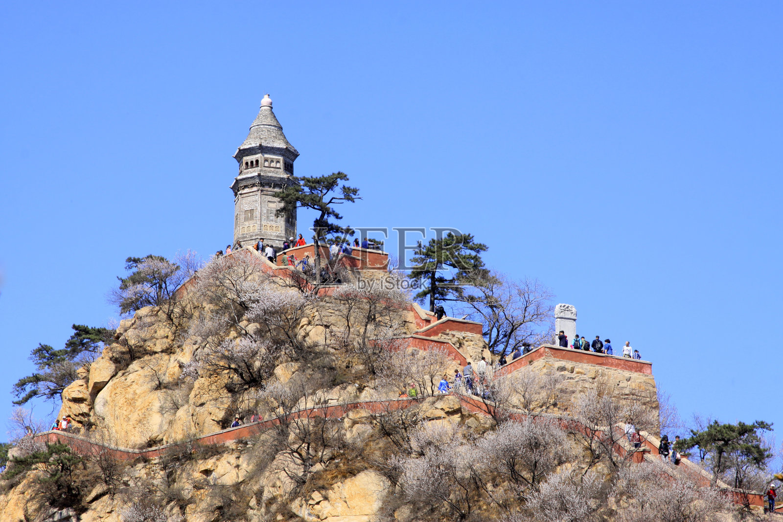 2014年4月5日，中国天津蓟县盘山景区的佛塔景观建筑照片摄影图片