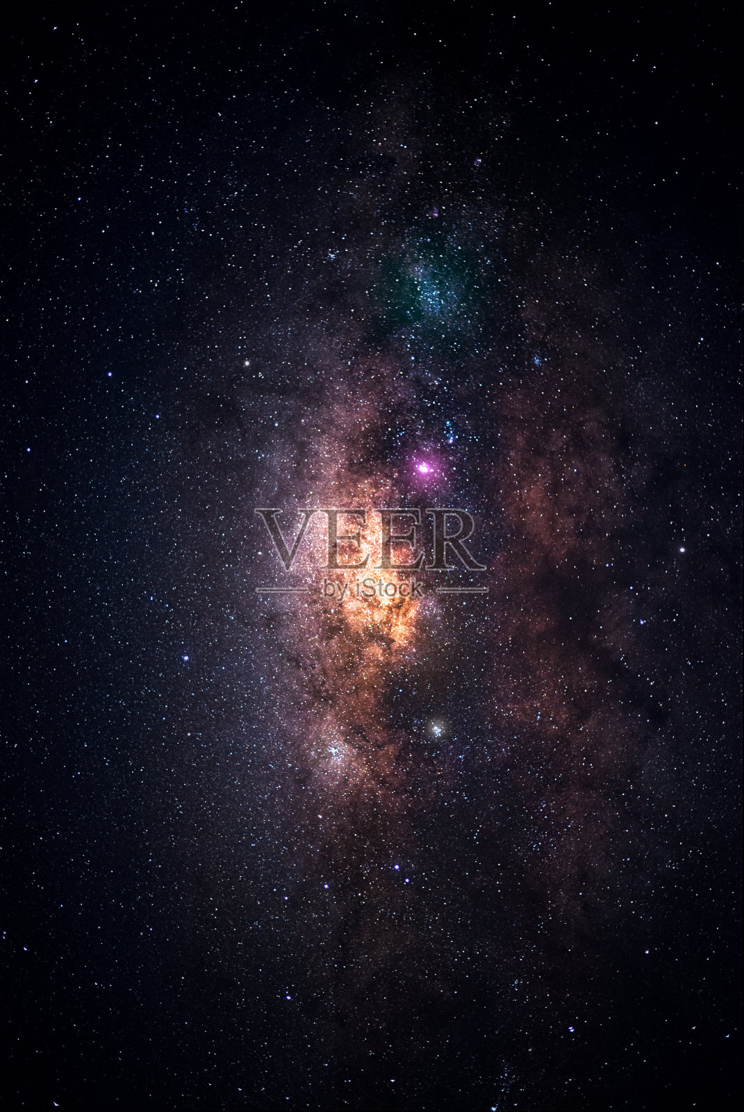近距离拍摄多彩的银河系与太空尘埃和太空中的恒星，长时间曝光与颗粒。照片摄影图片