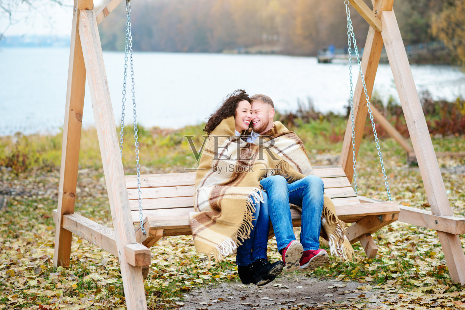 一对多情的情侣在户外的秋千上浪漫约会照片摄影图片