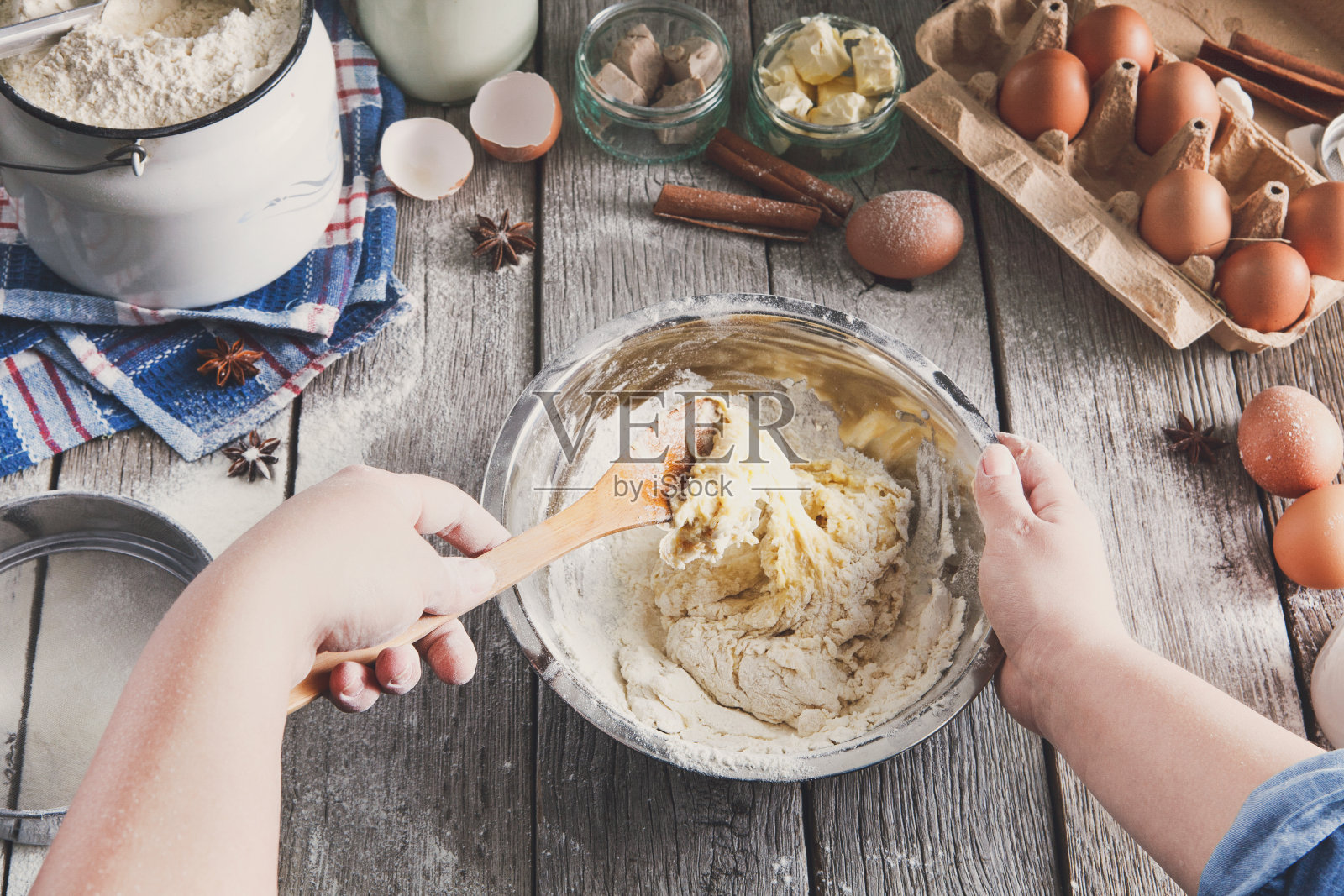 烘焙的烹饪原料，鸡蛋，黄油和面粉照片摄影图片