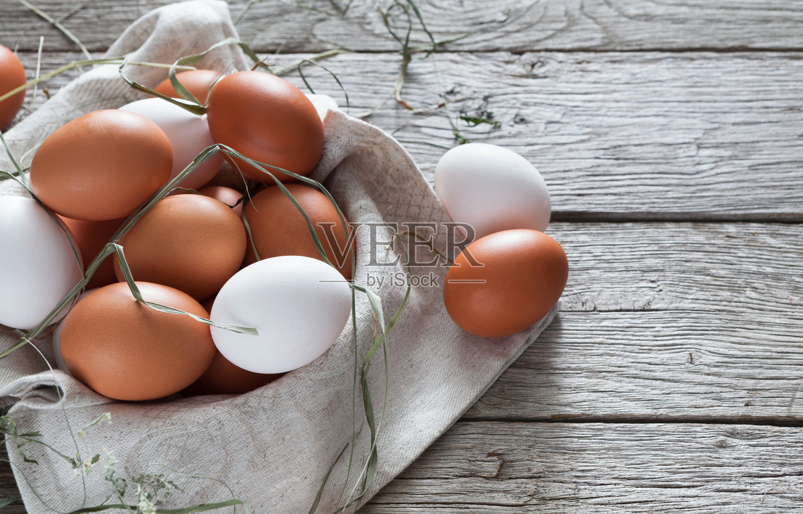 新鲜的鸡，棕色的鸡蛋，乡村木材，有机农业的概念照片摄影图片