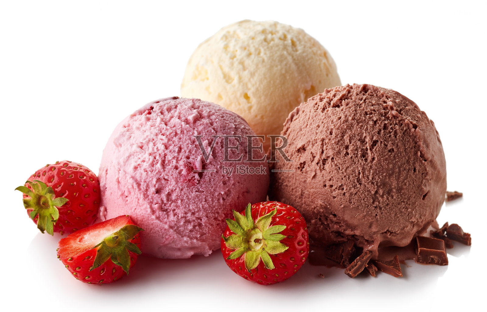 三种不同的冰淇淋球-草莓，香草和巧克力照片摄影图片