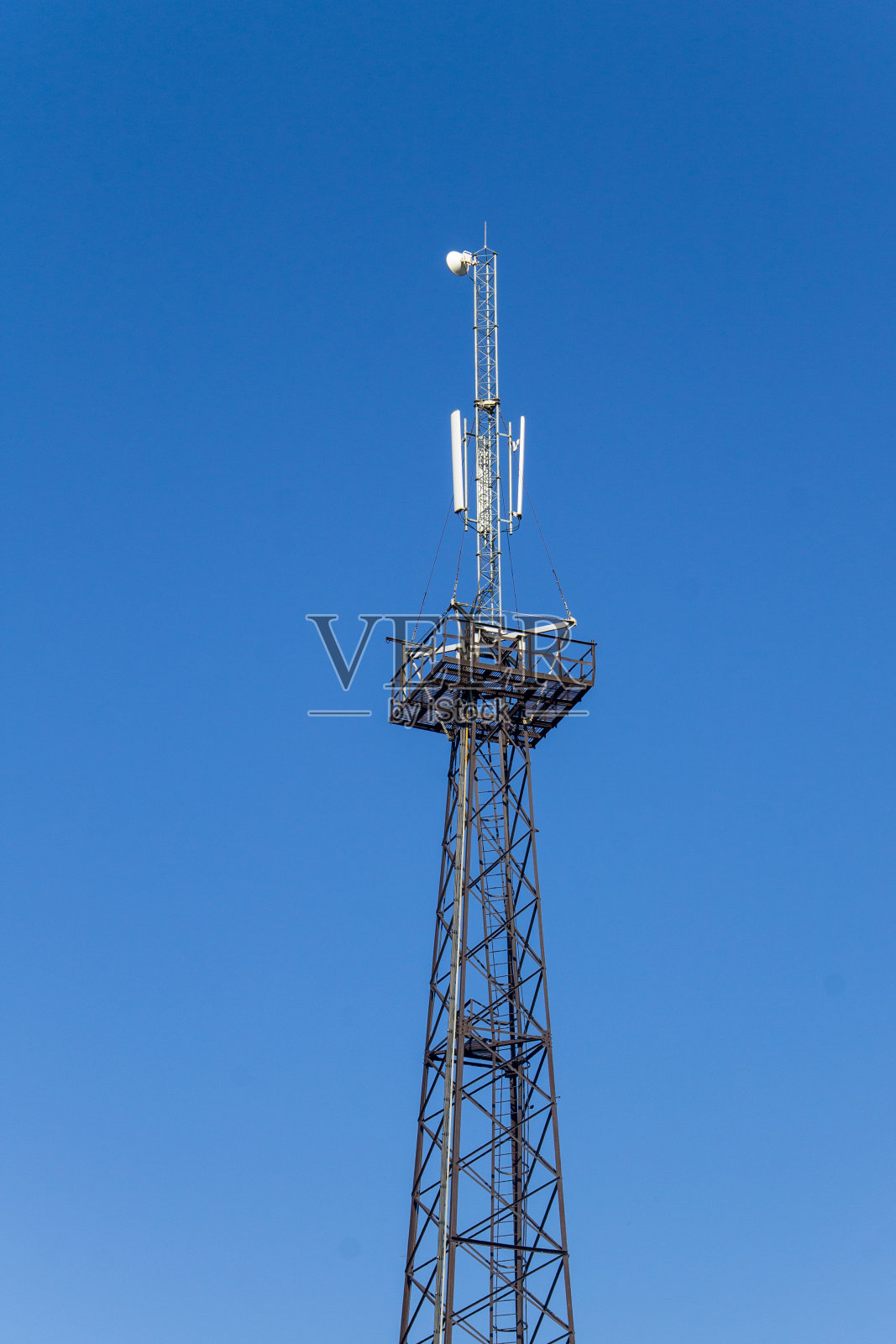 金属塔与天线的移动电话通信对抗蓝天照片摄影图片