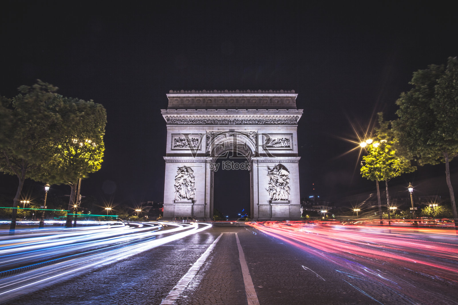 夜晚的巴黎:凯旋门照片摄影图片