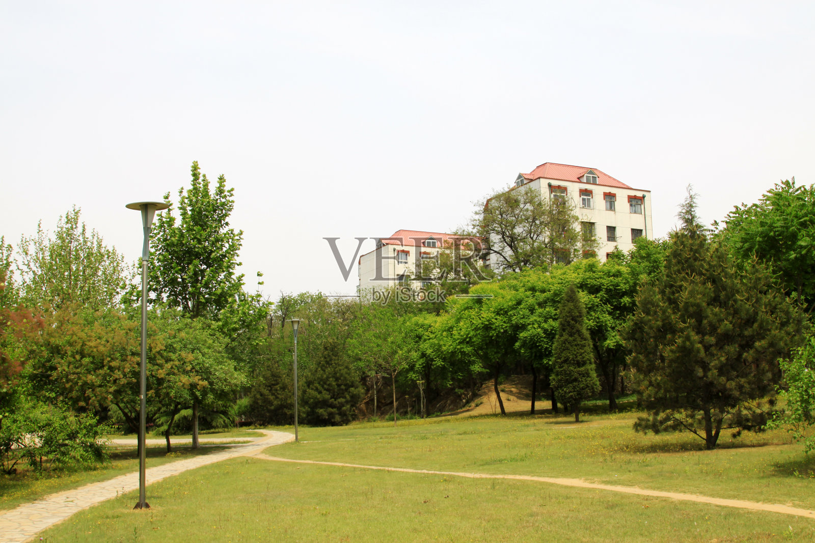 中国河北省唐山市的公园绿地和建筑照片摄影图片