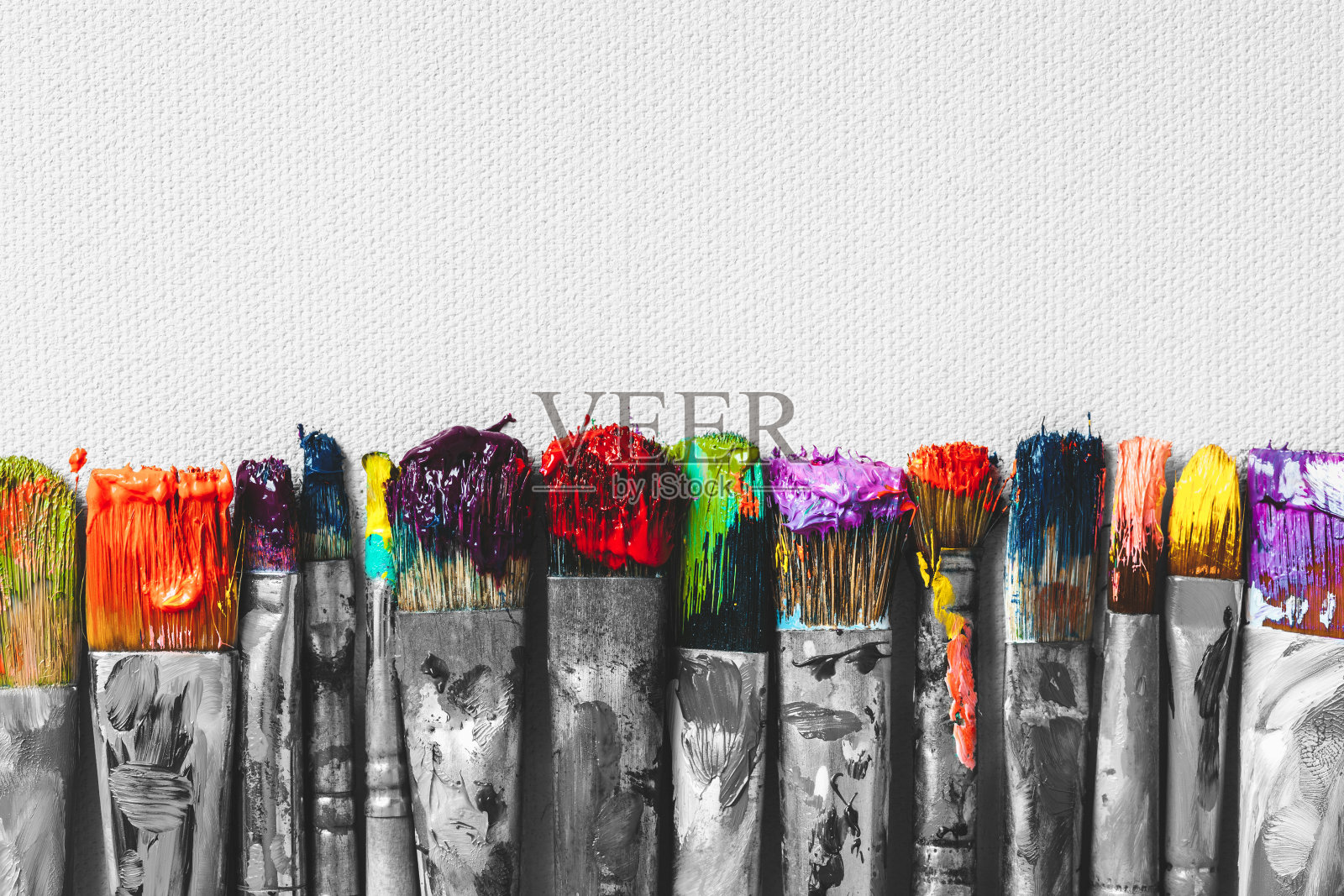 排艺术家的画笔与彩色的鬃毛特写艺术画布背景，复古的黑白风格化。照片摄影图片