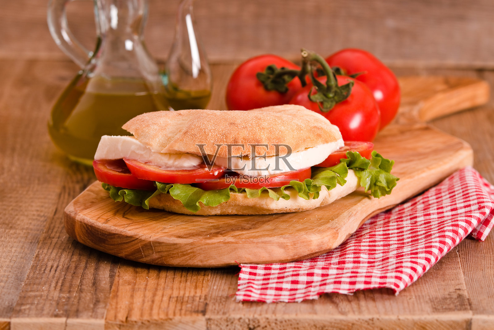 Puccia面包配马苏里拉奶酪和番茄。照片摄影图片