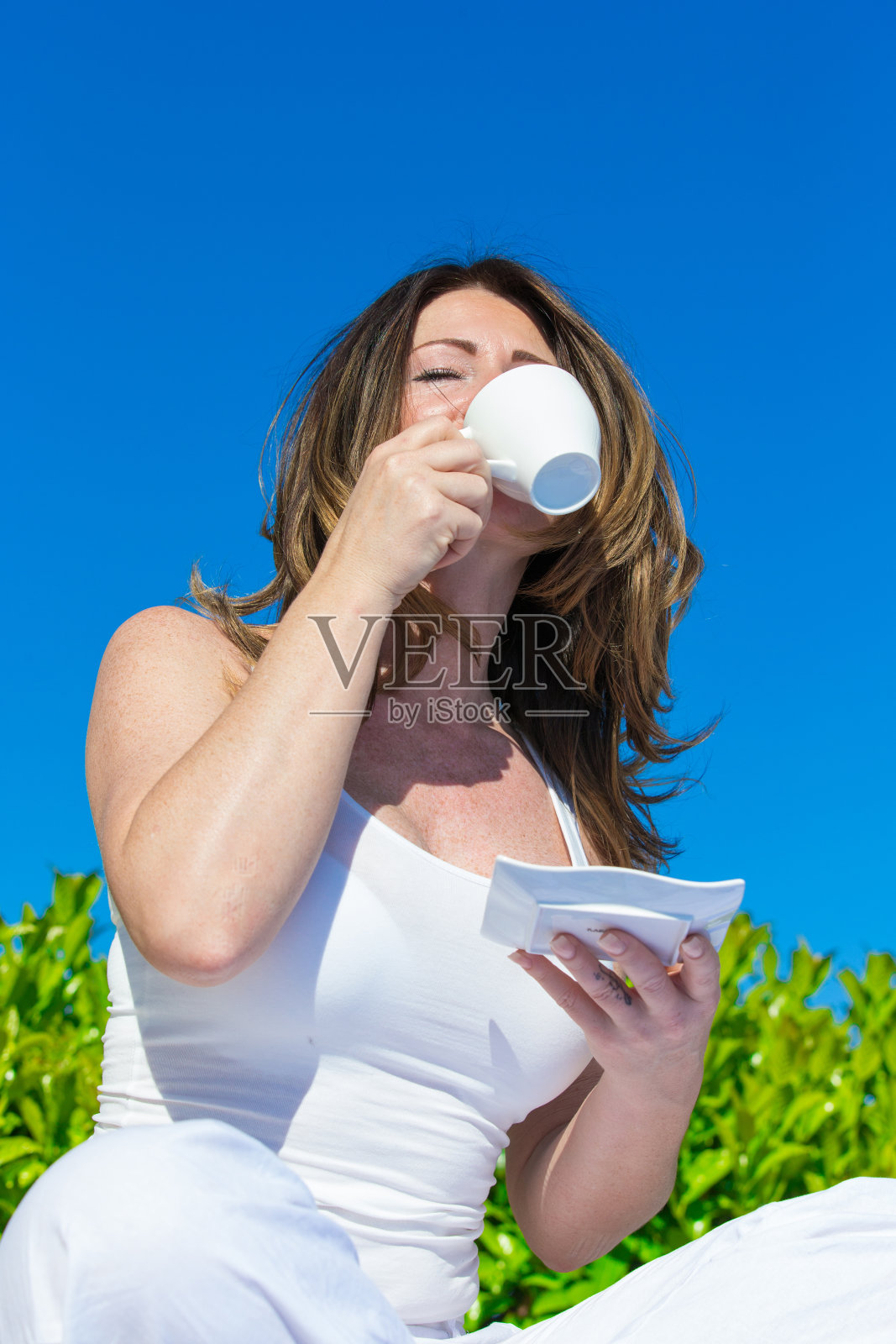 在户外喝咖啡的女人照片摄影图片