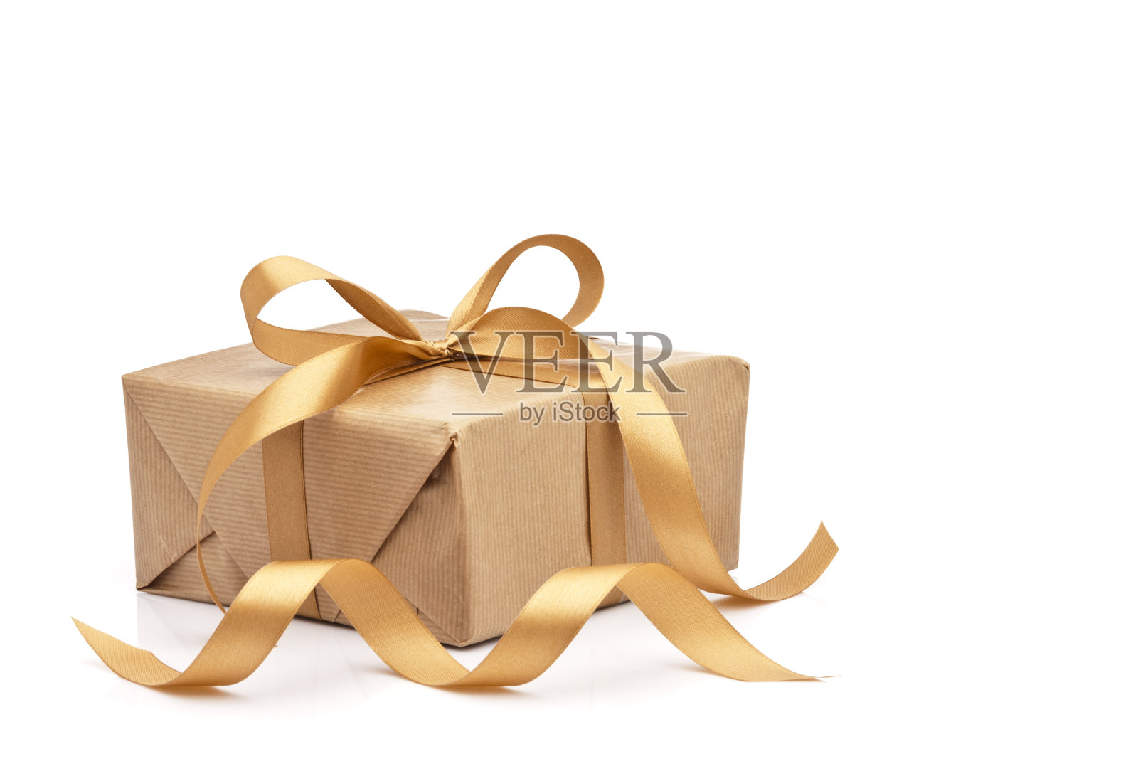 棕色礼盒与金色丝带孤立在白色背景照片摄影图片