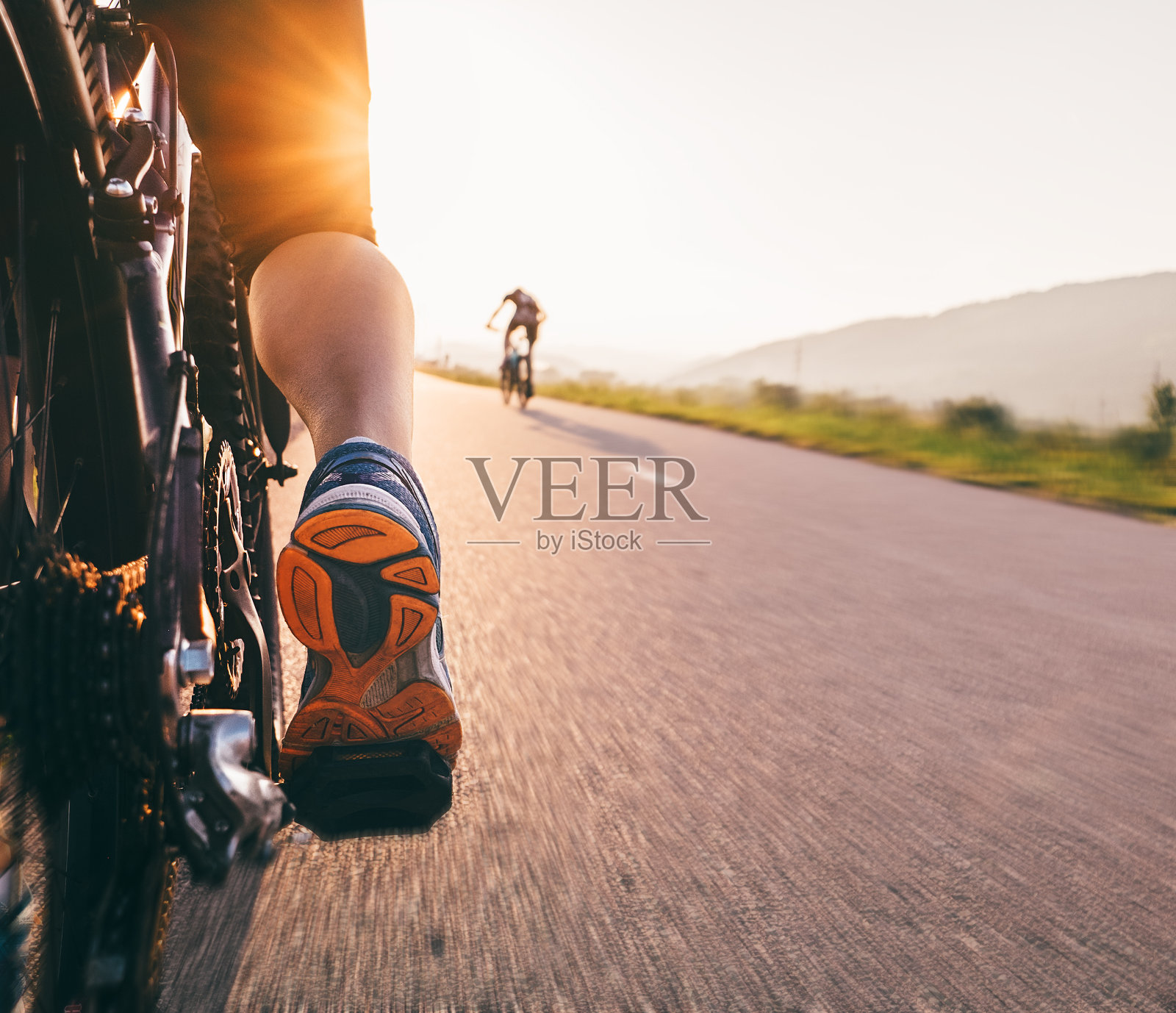 脚上的bycikle踏板在日落光-近距离图像照片摄影图片