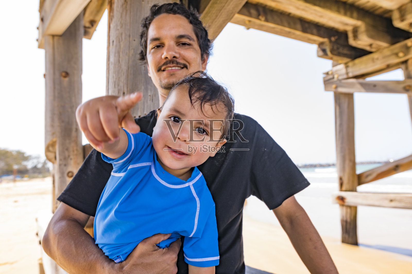 海滩上的澳大利亚土著父子照片摄影图片