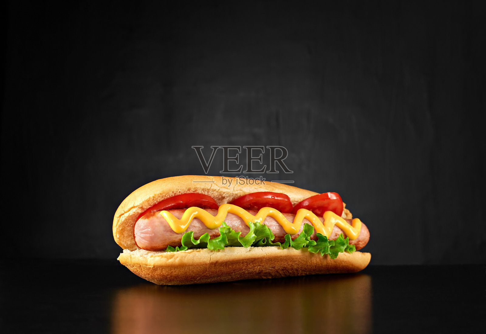大热狗，香肠，西红柿，芥末和单独的沙拉照片摄影图片