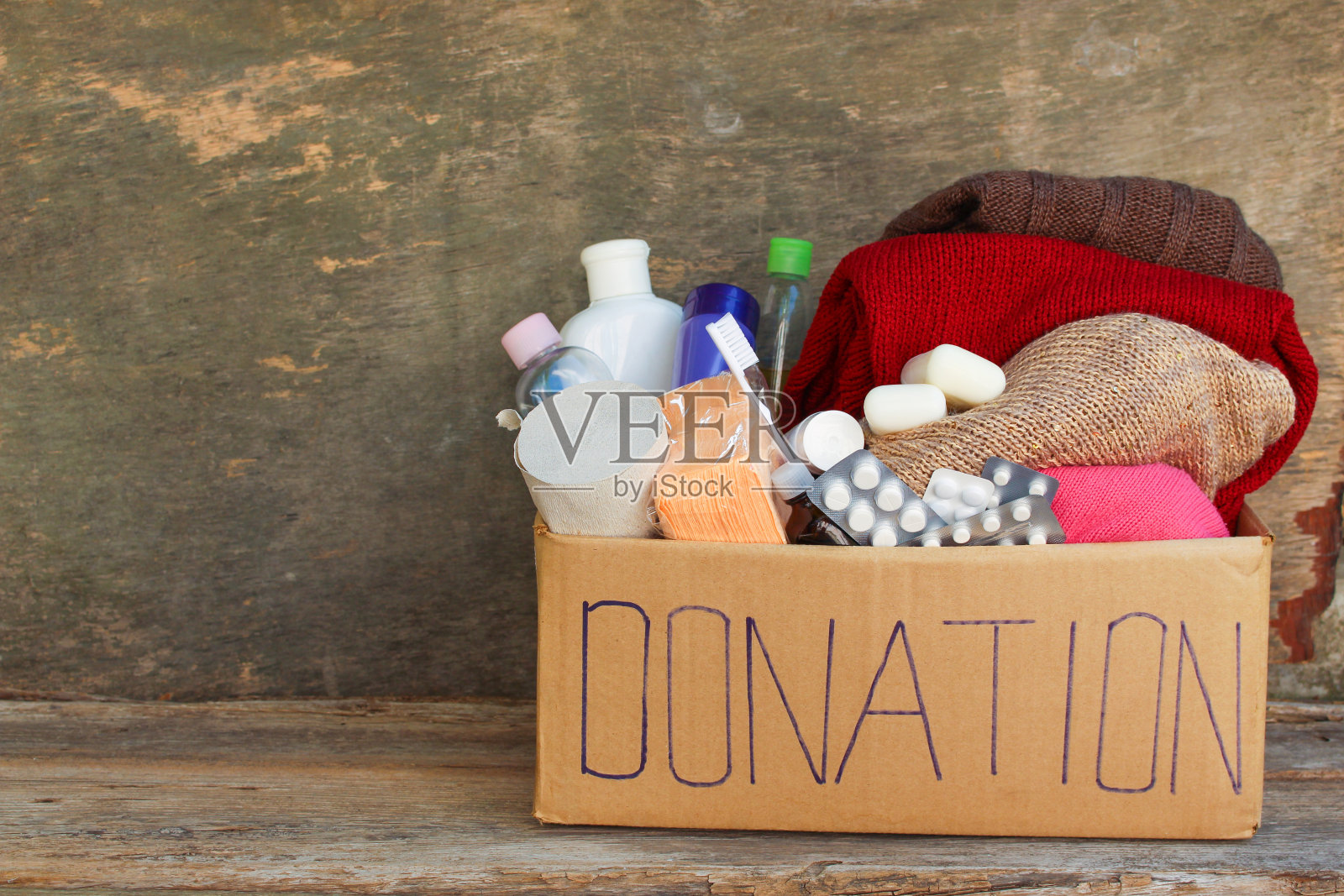 装衣服、生活必需品的捐款箱照片摄影图片