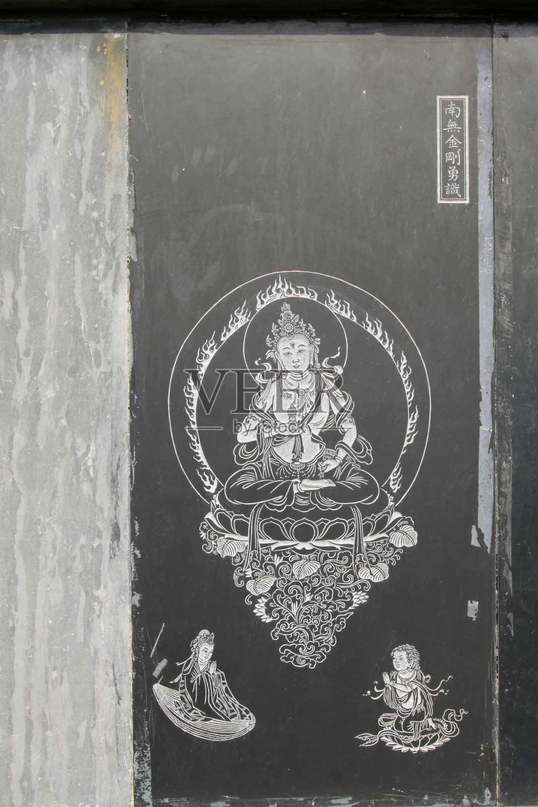 2014年5月18日，中国河北省玉田县集觉寺黑色大理石上雕刻的精美雕像照片摄影图片