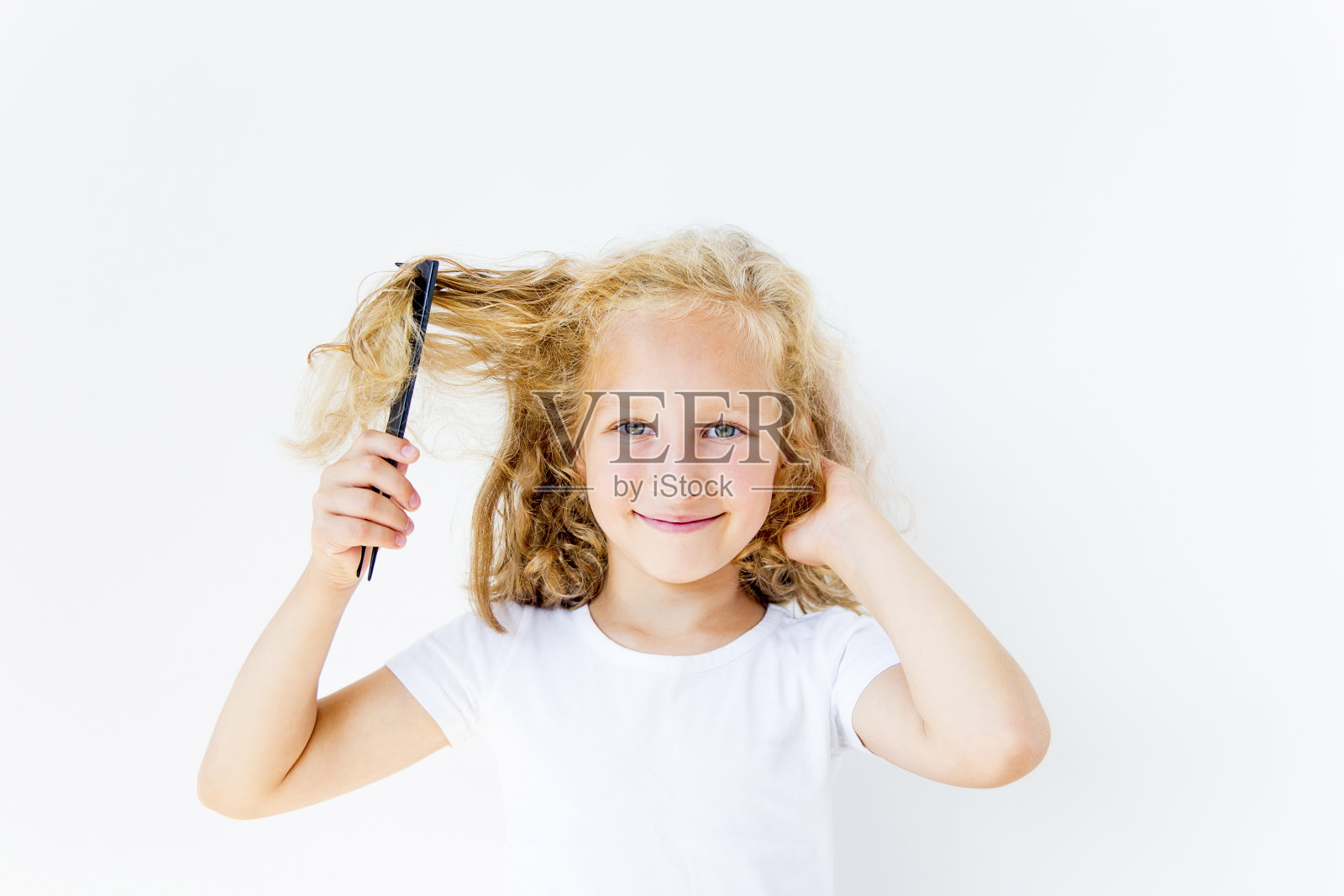 女孩吹干头发并做发型照片摄影图片