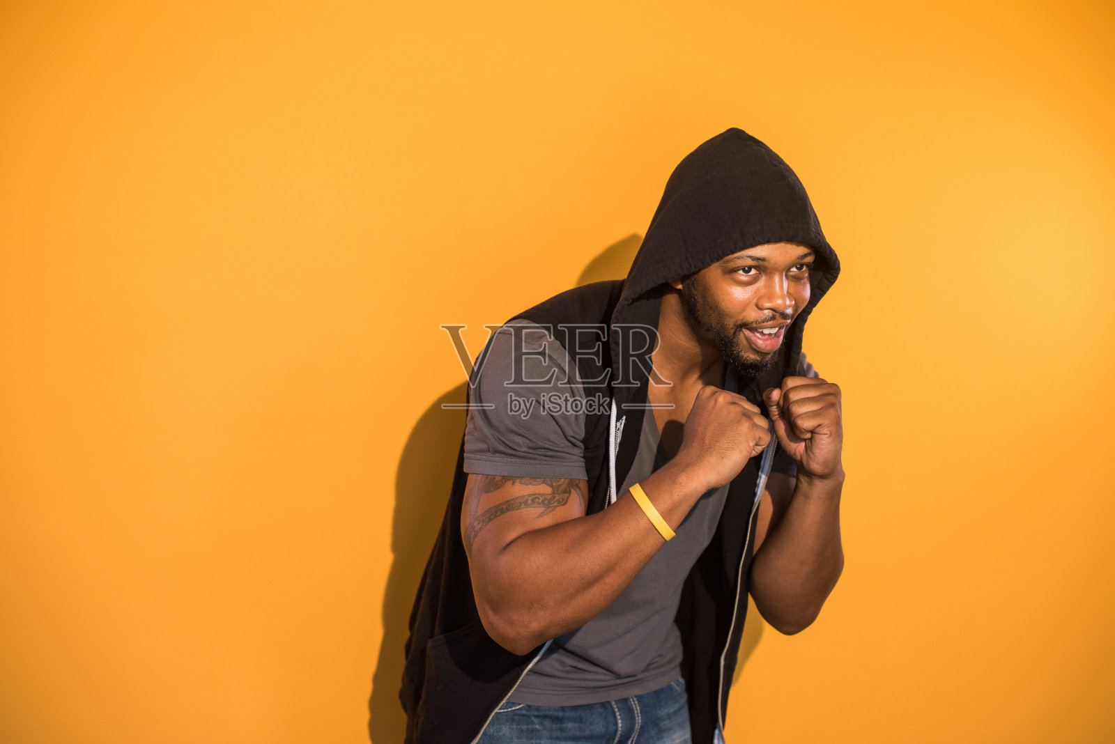 自信的黑人在橙色背景拳击照片摄影图片