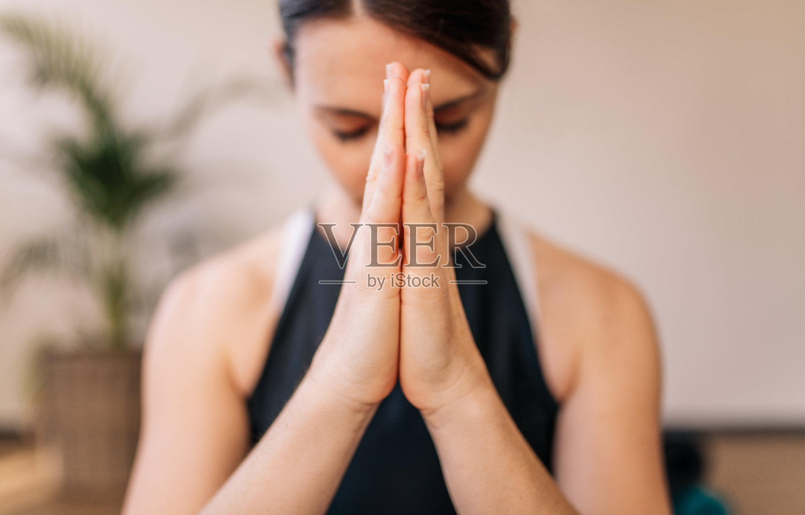 女人在合十礼瑜伽姿势沉思照片摄影图片