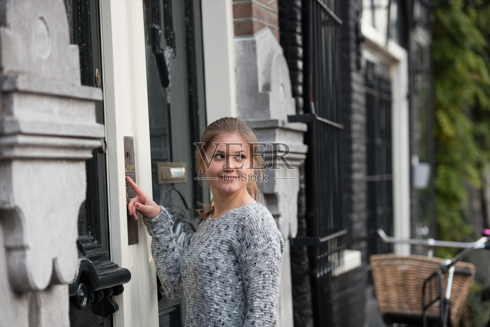 女孩在阿姆斯特丹照片摄影图片