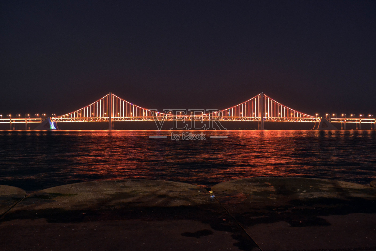 大连夜市的彩桥照片摄影图片
