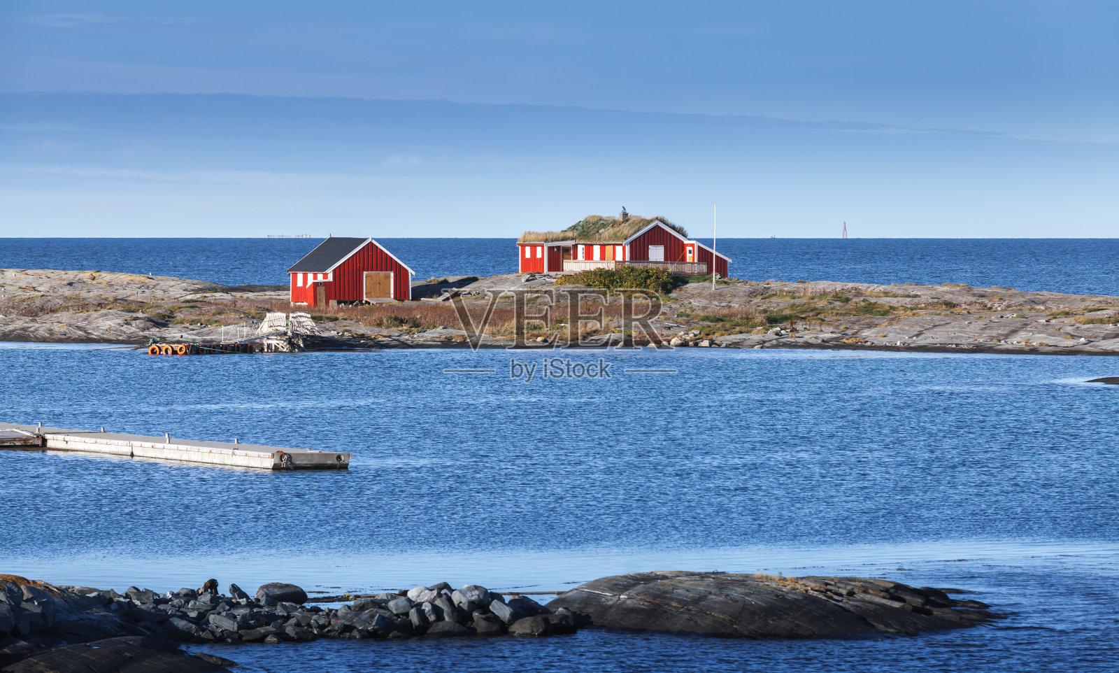 岩石岛上的挪威红色木屋照片摄影图片
