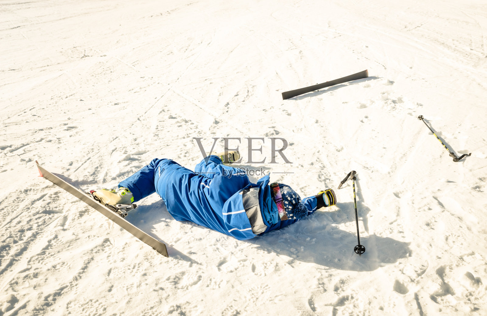 专业滑雪者在滑雪胜地斜坡上发生事故后-冬季运动紧急概念与运动员需要帮助的戏剧性麻烦情况-温暖阳光下午的颜色色调照片摄影图片