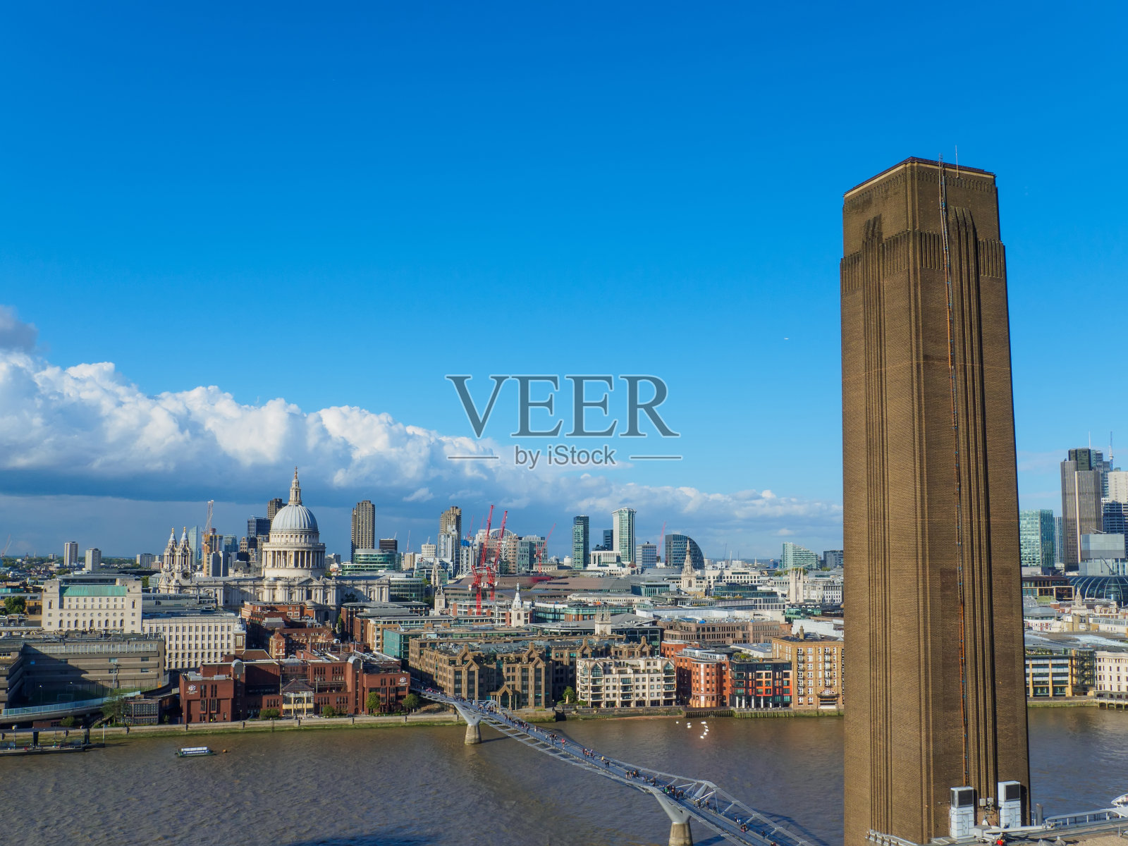在一个阳光明媚的日子里，从伦敦的天际线可以看到圣保罗大教堂、千禧桥、泰特现代美术馆和泰晤士河北岸的摩天大楼。照片摄影图片