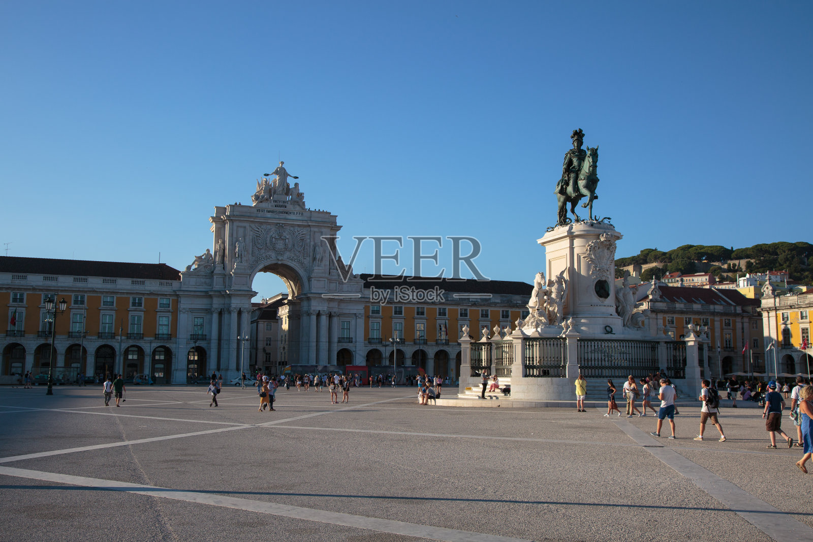 葡萄牙里斯本商业广场，有国王的骑马雕像José I和Rua Augusta拱门照片摄影图片