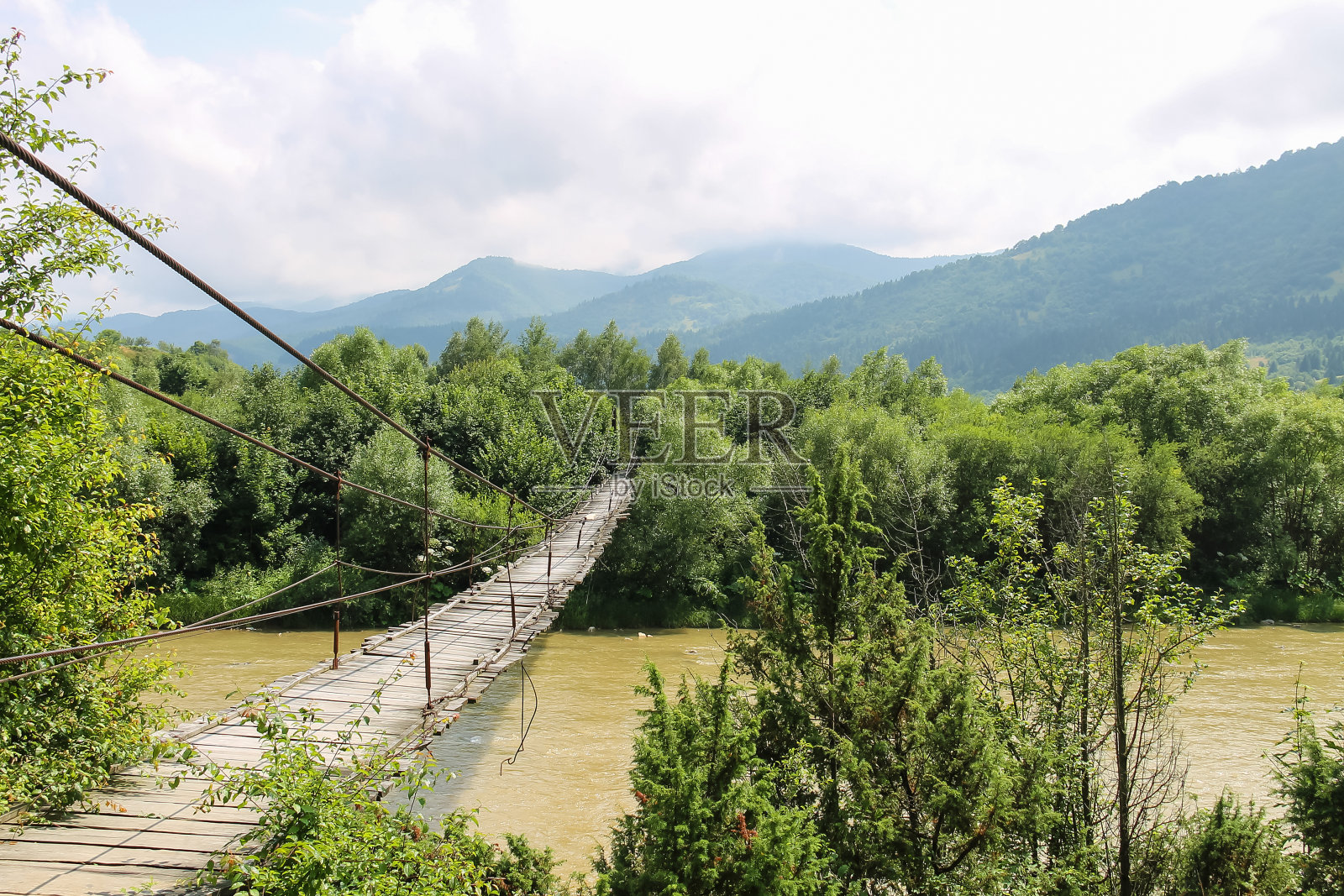 横跨斯科尼察河的木桥，乌克兰喀尔巴阡照片摄影图片