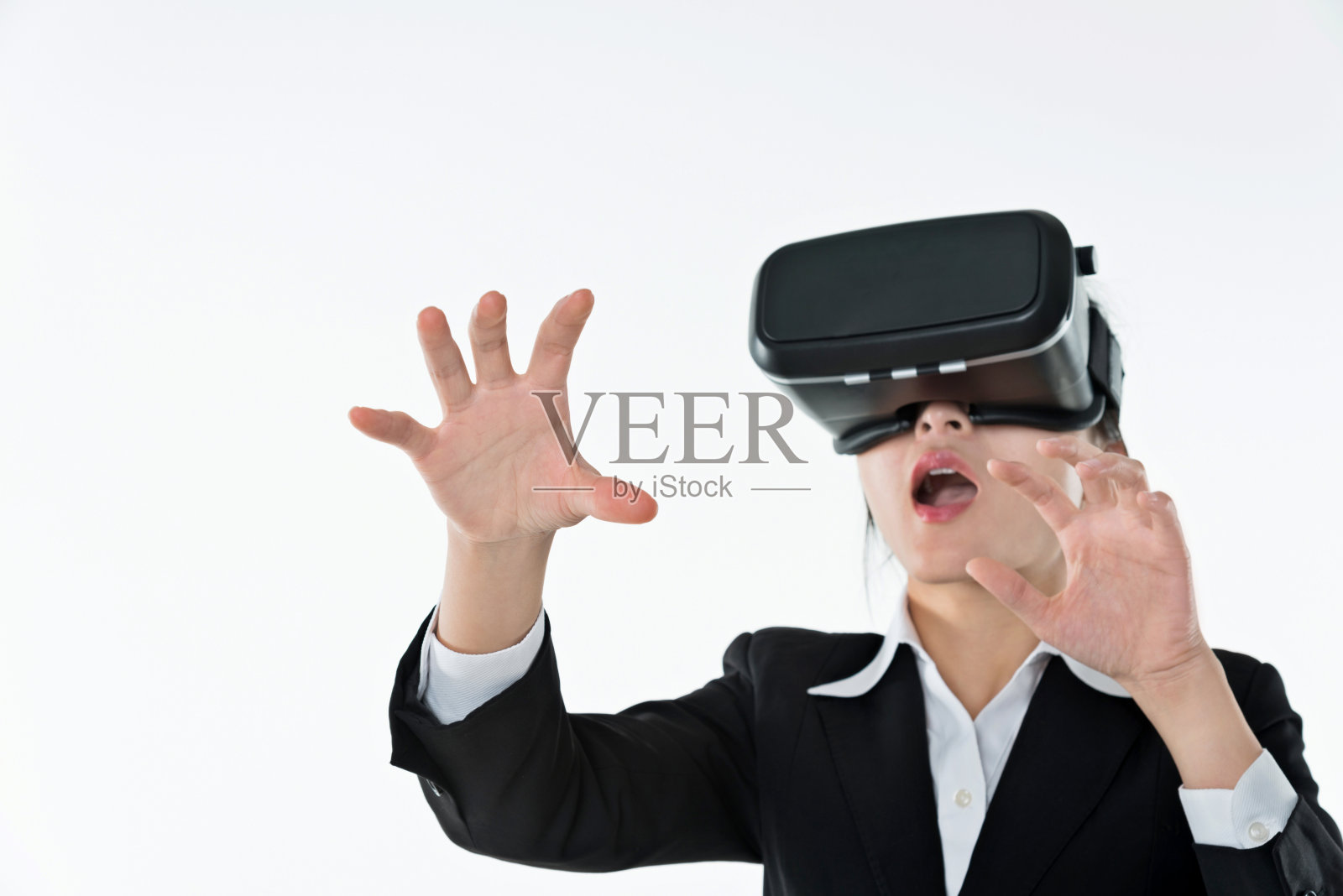 女商人在白色背景上使用虚拟现实模拟器照片摄影图片