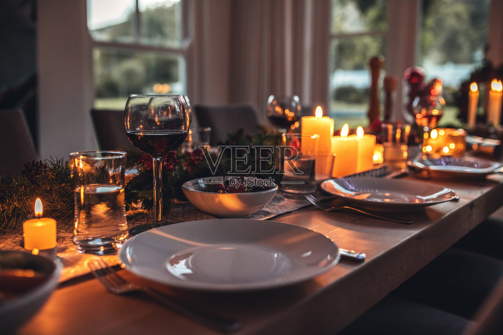 平安夜装饰的餐桌牌匾。照片摄影图片