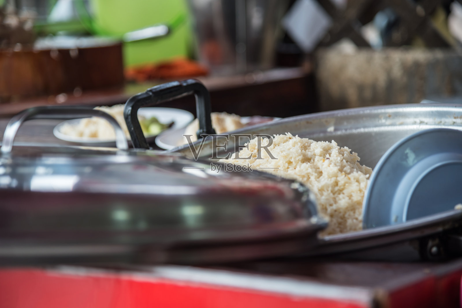 海南鸡饭(海南鸡饭)泰国街头食品市场出售。照片摄影图片