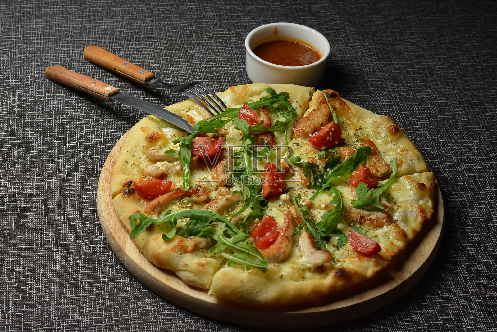 意大利腊肠、马苏里拉奶酪、橄榄和罗勒的乡村披萨照片摄影图片
