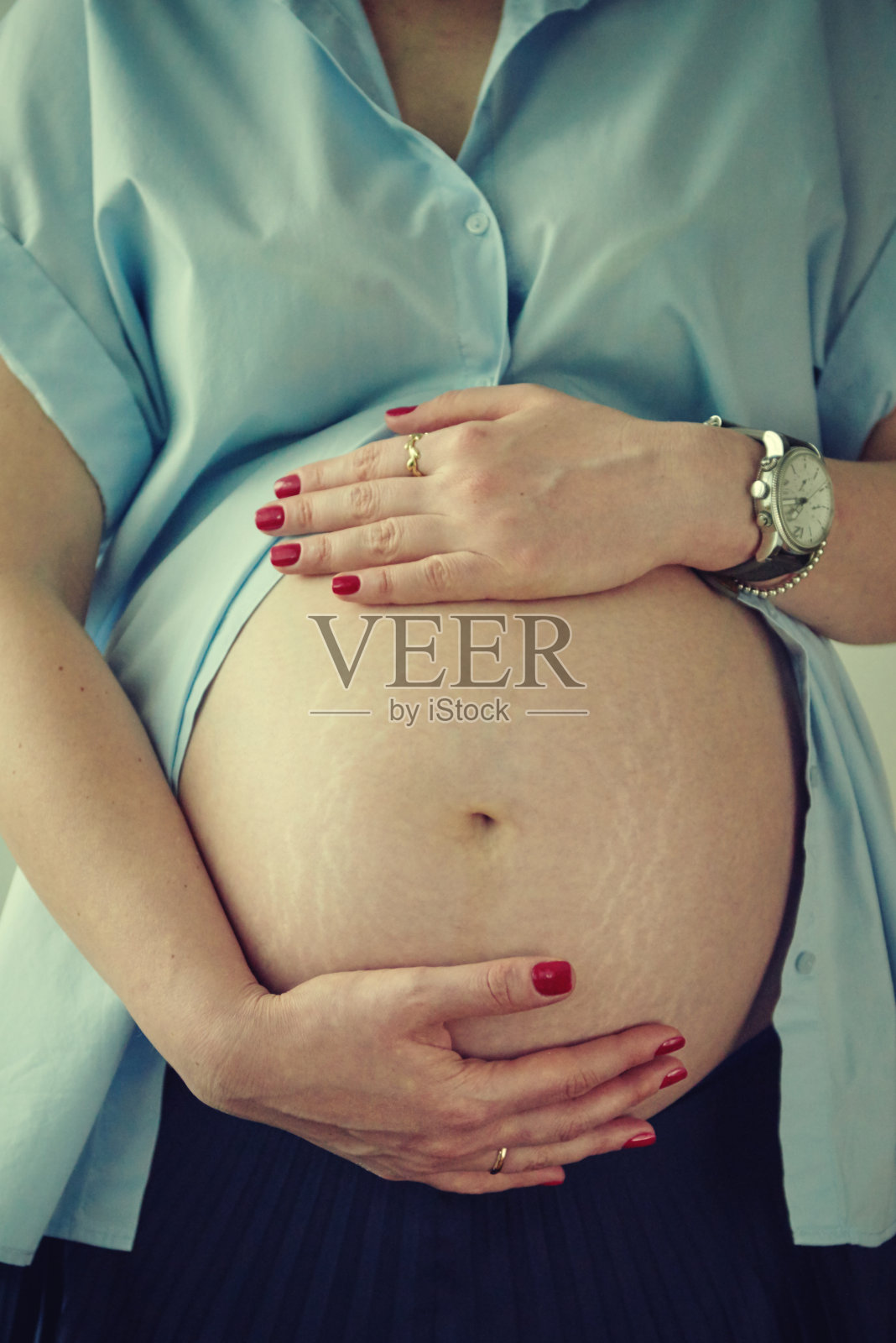 孕妇用手摸自己的肚子照片摄影图片